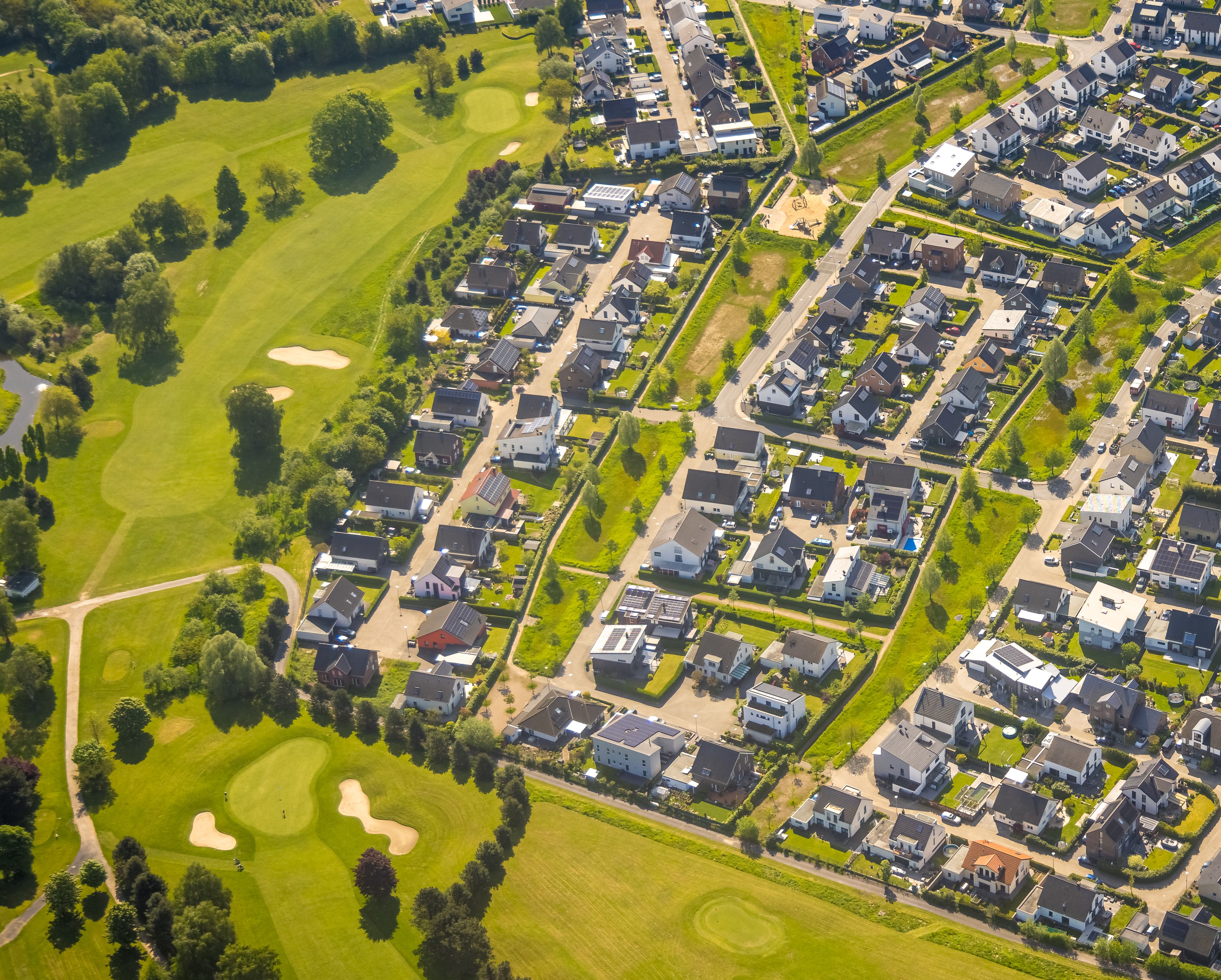 Wohnen am Golfplatz aus der Luft